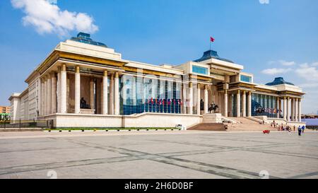 Der Regierungspalast befindet sich auf der Nordseite des Dschingis Platz oder Sukhbaatar Platz in Ulan Bator, der Hauptstadt der Mongolei Stockfoto