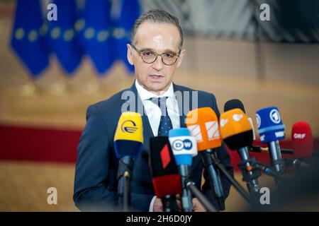 Brüssel, Belgien. November 2021. Heiko Maas, Exekutivaußenminister des Bundes, wurde während einer Türschwelle vor einem Arbeitstreffen der EU-Außenminister aufgezeichnet. Brüssel, 11/15/2021. Copyright: Janine Schwithz/photothek.de Credit: dpa/Alamy Live News Stockfoto