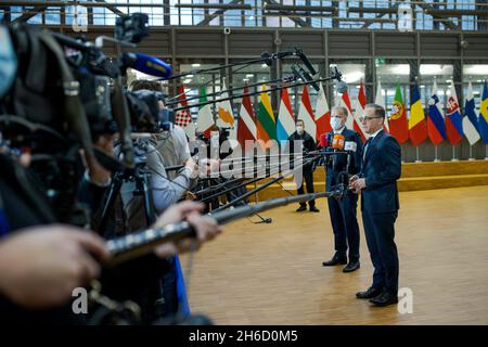 Brüssel, Belgien. November 2021. Heiko Maas, Exekutivaußenminister des Bundes, wurde während einer Türschwelle vor einem Arbeitstreffen der EU-Außenminister aufgezeichnet. Brüssel, 11/15/2021. Copyright: Janine Schwithz/photothek.de Credit: dpa/Alamy Live News Stockfoto