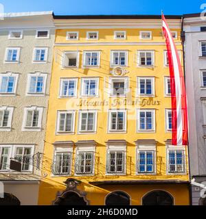 Mozarts Geburtshaus oder Mozarts Geburtshaus oder Hagenauerhaus war der Geburtsort von Wolfgang Amadeus Mozart in der Getreidegasse in Salzburg, Österreich Stockfoto