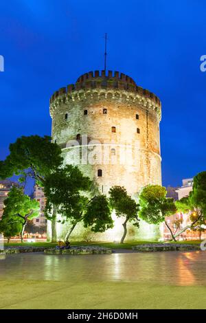 Der weiße Turm von Thessaloniki ist ein Denkmal und Museum an der Küste von Thessaloniki, der Hauptstadt der Region Mazedonien in Nordgriechenland Stockfoto
