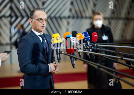 Brüssel, Belgien. November 2021. Heiko Maas, Exekutivaußenminister des Bundes, wurde während einer Türschwelle vor einem Arbeitstreffen der EU-Außenminister aufgezeichnet. Brüssel, 11/15/2021. Copyright: Janine Schwithz/photothek.de Credit: dpa/Alamy Live News Stockfoto