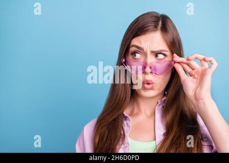 Foto Porträt junge Mädchen tragen Sonnenglas suchen unsicher Copyspace mit Zweifel isoliert pastellrosa Farbe Hintergrund Stockfoto