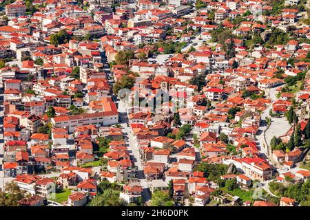 Kalampáka oder Kalambaka und Kalampaka Stadt Luftaufnahme. Es ist eine Stadt und amunicipality im Trikala Region in Griechenland. Stockfoto