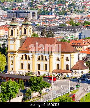 Innsbruck Antenne Panoramablick. Innsbruck ist die Landeshauptstadt von Tirol im Westen von Österreich. Stockfoto