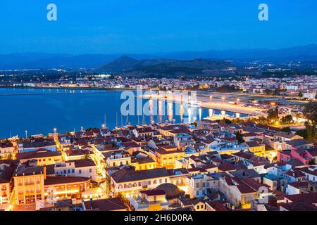 Nafplio Antenne Panoramablick von Festung Palamidi in der Nacht. Nafplio ist eine Hafenstadt in der Halbinsel Peloponnes in Griechenland. Stockfoto