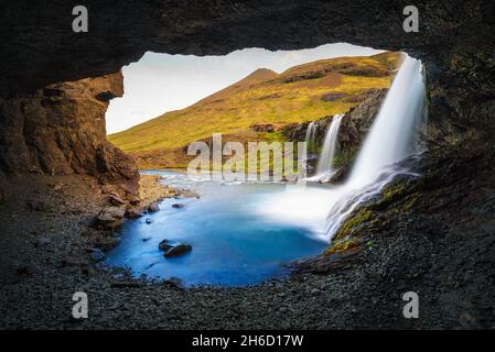 Skutafoss Wasserfälle in der Nähe von Hofn in Island aus einer Höhle fotografiert Stockfoto