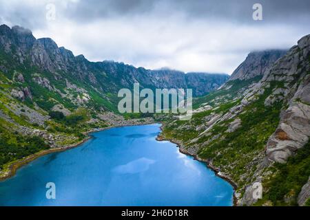 Luftaufnahme von Bergen und einem See auf den Lofoten-Inseln, Norwegen Stockfoto