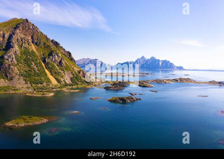 Luftlandschaft der Lofoten-Inseln in Norwegen mit Bergen und Meer Stockfoto