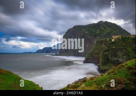 Küste und Klippen in der Nähe von Santana auf den Madeira-Inseln, Portugal Stockfoto