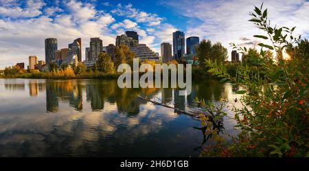 Sonnenuntergang über der Skyline von Calgary mit Bow River, Kanada Stockfoto