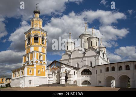 Kathedrale der Verklärung des Erlösers und Glockenturm im Kloster Spaso-Prilutsky, Wologda, Russland Stockfoto