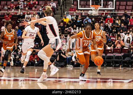 Maples Pavilion Stanford, CA. November 2021. CA, USA die Stanford-Garde Lexie Hull (12) fährt während des NCAA Women's Basketball-Spiels zwischen Texas Longhorns und dem Stanford Cardinal zum Reifen. Texas gewann 61-56 im Maples Pavilion Stanford, CA. Thurman James /CSM/Alamy Live News Stockfoto