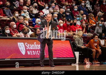 Maples Pavilion Stanford, CA. November 2021. CA, USA Texas Cheftrainer Vic Schaefer reagiert auf einen offiziellen Aufruf während des NCAA Women's Basketball Spiels zwischen Texas Longhorns und dem Stanford Cardinal. Texas gewann 61-56 im Maples Pavilion Stanford, CA. Thurman James /CSM/Alamy Live News Stockfoto