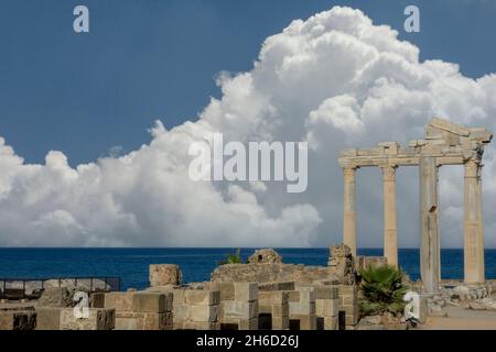 Der Tempel des Apollo ist ein römischer Tempel, der um 150 n. Chr. an der Mittelmeerküste erbaut wurde. Side Antalya Türkei. Wolkiger blauer Himmel. Selektiver Fokus R Stockfoto