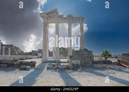 Der Tempel des Apollo ist ein römischer Tempel, der um 150 n. Chr. an der Mittelmeerküste erbaut wurde. Side Antalya Türkei. Wolkiger blauer Himmel. Selektiver Fokus R Stockfoto