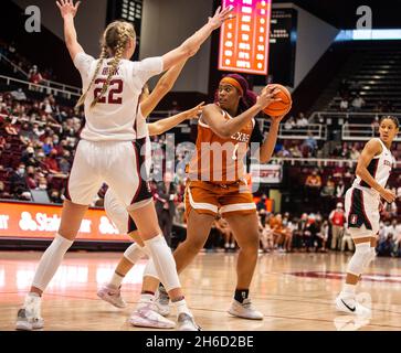 Maples Pavilion Stanford, CA. November 2021. CA, U.S.A. das Zentrum von Texas Lauren Ebo (1) schaut während des NCAA Women's Basketball Spiels zwischen Texas Longhorns und dem Stanford Cardinal auf den Ball zu. Texas gewann 61-56 im Maples Pavilion Stanford, CA. Thurman James /CSM/Alamy Live News Stockfoto