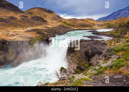 Der Salto Grande ist ein Wasserfall an der Paine Fluss, nach den Nordenskjold See, im Torres del Paine Nationalpark in Chile Stockfoto