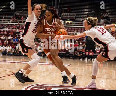 Maples Pavilion Stanford, CA. November 2021. CA, USA die Texas Forward Aaliyah Moore (21) fährt während des NCAA Women's Basketball-Spiels zwischen Texas Longhorns und dem Stanford Cardinal zum Reifen. Texas gewann 61-56 im Maples Pavilion Stanford, CA. Thurman James /CSM/Alamy Live News Stockfoto