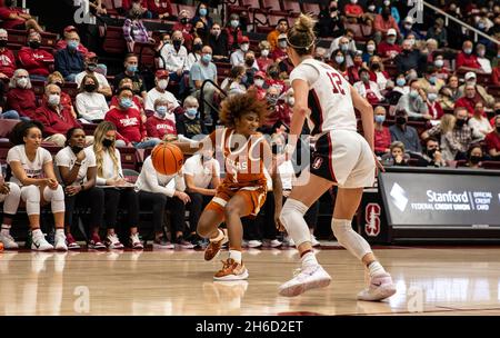 Maples Pavilion Stanford, CA. November 2021. CA, USA die texanische Wache Rori Harmon (3) schaut während des NCAA Women's Basketball Spiels zwischen Texas Longhorns und dem Stanford Cardinal auf den Ball zu. Texas gewann 61-56 im Maples Pavilion Stanford, CA. Thurman James /CSM/Alamy Live News Stockfoto