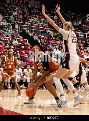 Maples Pavilion Stanford, CA. November 2021. CA, U.S.A. das Zentrum von Texas Lauren Ebo (1) schaut während des NCAA Women's Basketball Spiels zwischen Texas Longhorns und dem Stanford Cardinal auf den Ball zu. Texas gewann 61-56 im Maples Pavilion Stanford, CA. Thurman James /CSM/Alamy Live News Stockfoto