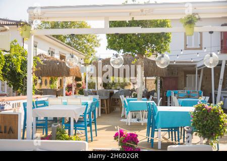 Ein kleines Meeresrestaurant mit blauen Tischen und Stühlen. Side Antalya Türkei. Tabellen mit selektivem Fokus. Stockfoto