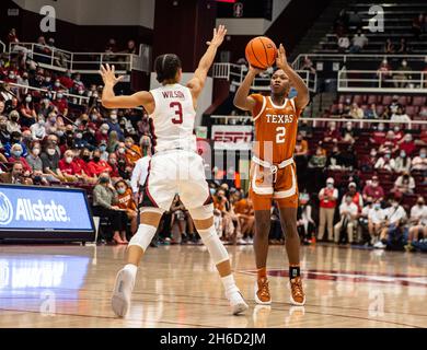 Maples Pavilion Stanford, CA. November 2021. CA, USA die texanische Garde Aliyah Matharu (2) schoss während des NCAA Women's Basketball-Spiels zwischen Texas Longhorns und dem Stanford Cardinal. Texas gewann 61-56 im Maples Pavilion Stanford, CA. Thurman James /CSM/Alamy Live News Stockfoto