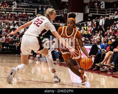 Maples Pavilion Stanford, CA. November 2021. CA, USA die texanische Wache Aliyah Matharu (2) fährt während des NCAA Women's Basketball-Spiels zwischen Texas Longhorns und dem Stanford Cardinal in den Korb. Texas gewann 61-56 im Maples Pavilion Stanford, CA. Thurman James /CSM/Alamy Live News Stockfoto