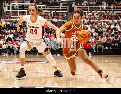 Maples Pavilion Stanford, CA. November 2021. CA, USA die texanische Wache Ashley Chevalier (25) fährt während des NCAA Women's Basketball-Spiels zwischen Texas Longhorns und dem Stanford Cardinal zum Reifen. Texas gewann 61-56 im Maples Pavilion Stanford, CA. Thurman James /CSM/Alamy Live News Stockfoto