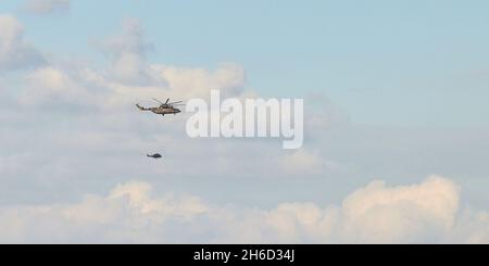 Transporthubschrauber Mi-26 T2B transportiert den Rumpf eines Kampfhubschraubers auf der externen Aufhängung. Schwerer Hubschrauber. Zur Kodifizierung von NAT Stockfoto