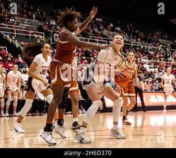 Maples Pavilion Stanford, CA. November 2021. CA, USA der Stürmer von Stanford Cameron Brink (22) geht während des NCAA Women's Basketball-Spiels zwischen Texas Longhorns und dem Stanford Cardinal zum Reifen. Texas gewann 61-56 im Maples Pavilion Stanford, CA. Thurman James /CSM/Alamy Live News Stockfoto