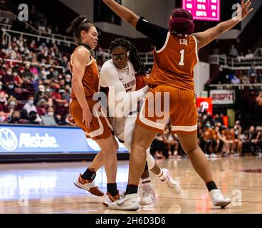 Maples Pavilion Stanford, CA. November 2021. CA, USA Stanford-Stürmer während des NCAA Women's Basketball-Spiels zwischen Texas Longhorns und dem Stanford Cardinal fährt die US-Amerikanerinnen-Amerikanerinnen, Frau Belibi (5), zum Reifen. Texas gewann 61-56 im Maples Pavilion Stanford, CA. Thurman James /CSM/Alamy Live News Stockfoto