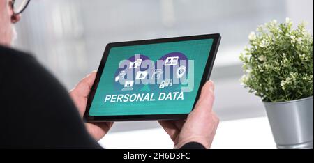 Tablet-Bildschirm mit einem Konzept für persönliche Daten Stockfoto