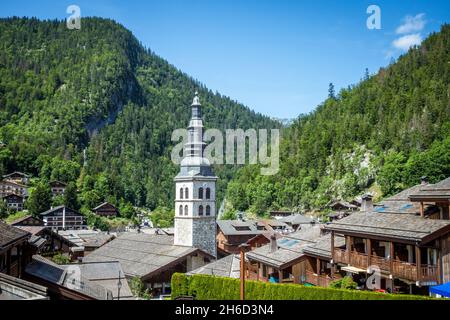 Kirche und das Dorf La Clusaz im Sommer, Frankreich Stockfoto