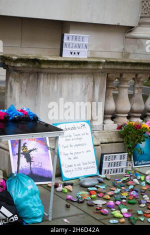 LONDON, ENGLAND - 26. Oktober 2021: Zeichen und Schmuckstücke zur Unterstützung von Nazanin, als Richard Ratcliffe vor dem Auswärtigen Amt in einen Hungerstreik getreten ist Stockfoto