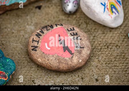 LONDON, ENGLAND - 26. Oktober 2021: Nahaufnahme von bemalten Steinen zur Unterstützung von Nazanin, als Richard Ratcliffe in einen Hungerstreik außerhalb des Auslands einbricht Stockfoto