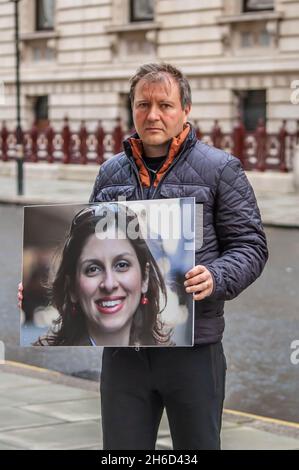 LONDON, ENGLAND - 26. Oktober 2021: Richard Ratcliffe tritt vor dem Auswärtigen Amt in einen Hungerstreik, um seine Kampagne der Freien Nazanin zu unterstützen Stockfoto