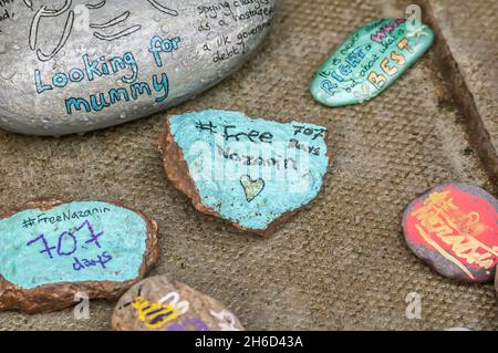 LONDON, ENGLAND - 26. Oktober 2021: Nahaufnahme von bemalten Steinen zur Unterstützung von Nazanin, als Richard Ratcliffe in einen Hungerstreik außerhalb des Auslands einbricht Stockfoto