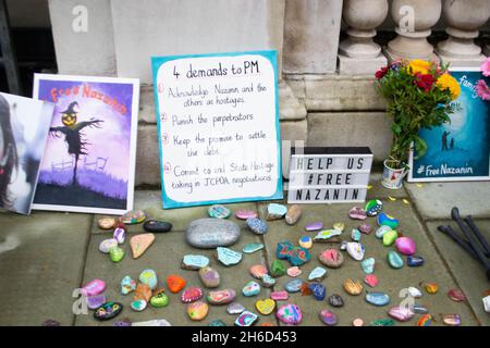 LONDON, ENGLAND - 26. Oktober 2021: Nahaufnahme von bemalten Steinen zur Unterstützung von Nazanin, als Richard Ratcliffe in einen Hungerstreik außerhalb des Auslands einbricht Stockfoto