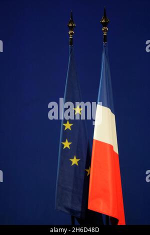 Aktenfoto vom 2. April 2008 der Europaflagge und der französischen Flagge in Nantes, Frankreich. Präsident Emmanuel Macron hat auf ein dunkleres Marineblau auf der offiziellen französischen Flagge umgestellt, um den vorherigen helleren Farbton zu ersetzen, sagten Beamte den lokalen Medien. Am 2020. September wurden im Präsidentenpalast Flaggen in der neuen Farbe gehisst. Macron wollte die blaue Flagge der Marine, ein Symbol der Französischen Revolution, zurückbringen, sagte Europa 1. Allerdings sind sowohl die dunkleren als auch die helleren Flaggen seit Jahrzehnten im Einsatz. Die französische Marine und viele offizielle Gebäude im ganzen Land haben schon immer die n genutzt Stockfoto