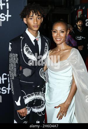 Hollywood, Usa. November 2021. HOLLYWOOD, LOS ANGELES, KALIFORNIEN, USA - 14. NOVEMBER: Der Schauspieler Jaden Smith und die Mutter/Schauspielerin Jada Pinkett Smith kommen zum AFI Fest 2021 - Abschlussnacht Premiere von Warner Bros. Picturs' 'King Richard', das am 14. November 2021 im TCL Chinese Theatre IMAX in Hollywood, Los Angeles, Kalifornien, USA, stattfand. (Foto von Xavier Collin/Image Press Agency) Quelle: Image Press Agency/Alamy Live News Stockfoto