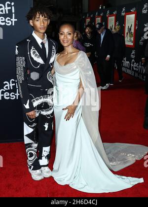 Hollywood, Usa. November 2021. HOLLYWOOD, LOS ANGELES, KALIFORNIEN, USA - 14. NOVEMBER: Der Schauspieler Jaden Smith und die Mutter/Schauspielerin Jada Pinkett Smith kommen zum AFI Fest 2021 - Abschlussnacht Premiere von Warner Bros. Picturs' 'King Richard', das am 14. November 2021 im TCL Chinese Theatre IMAX in Hollywood, Los Angeles, Kalifornien, USA, stattfand. (Foto von Xavier Collin/Image Press Agency) Quelle: Image Press Agency/Alamy Live News Stockfoto