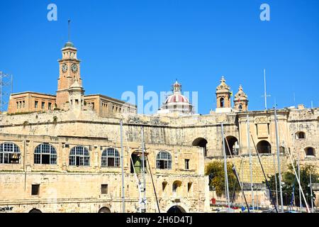Senglea Stadtgebäude von Vittoriosa aus gesehen, Senglea, Malta, Europa. Stockfoto