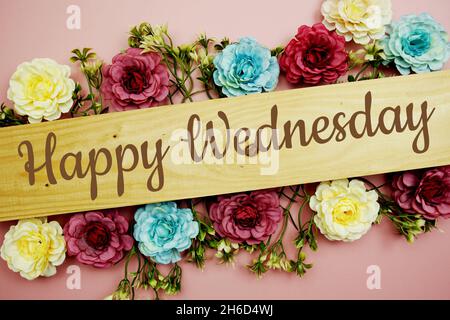 Happy Wednesday Typografie Text und Blume schmücken auf rosa Hintergrund Stockfoto