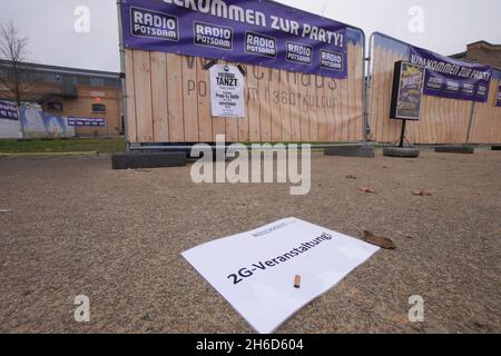 Potsdam, Deutschland. November 2021. In der Waschhaus-Veranstaltungshalle ist ein Schild mit einer 2G-Veranstaltung zu sehen. In Brandenburg treten die strengeren Corona-Regeln in Kraft. Die 2G-Regel mit Zugang nur für geimpfte und wiedergeborene Personen wird für einige Gebiete obligatorisch, plus eine Maskenpflicht in Grundschulen. Quelle: Jörg Carstensen/dpa/Alamy Live News Stockfoto