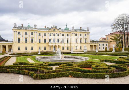 Branicki Palast in Bialystok, Podlasie, Polen. Palac Branickich und Medizinische Universität schöner Garten mit Brunnen und Skulpturen. Bialystok, Polen - 22. Oktober 2021 Stockfoto