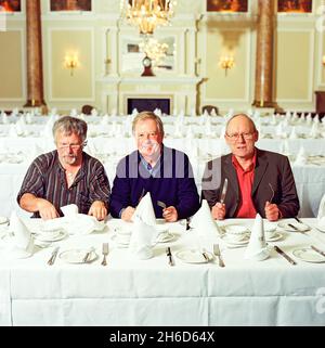 Die Goodies classic Comedy trio Tim Brooke-Taylor, Graeme Garden und Bill Oddie fotografiert im Simpsons in The Strand, London, England, Vereinigtes Königreich. Stockfoto