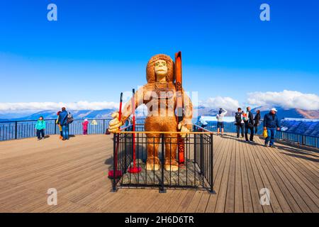 Rosa Khutor, Russland - 06. Oktober 2020: Eine große Statue des Yeti mit Ski auf der Aussichtsplattform Rosa Peak, eine Höhe von 2320m, Roza Khutor, SoC Stockfoto