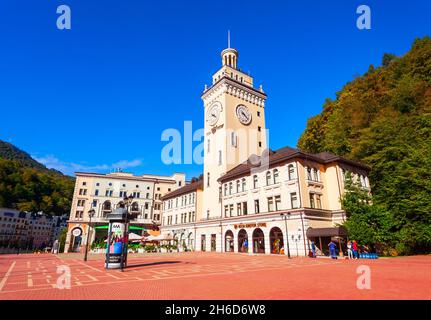 Rosa Khutor, Russland - 06. Oktober 2020: Rathaus im Zentrum von Roza Khutor, einem alpinen Skigebiet in der Nähe von Krasnaja Poljana Stadt in Sotschi regio Stockfoto