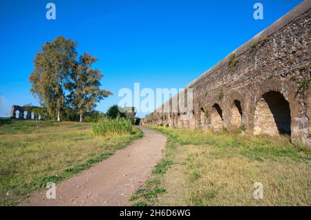 Aquädukt Felice (erbaut 1585-1590) und Aquädukt Claudio-Anio Novus (links), Park der Aquädukte, Parco degli Acquedotti, Rom, Latium, Italien Stockfoto